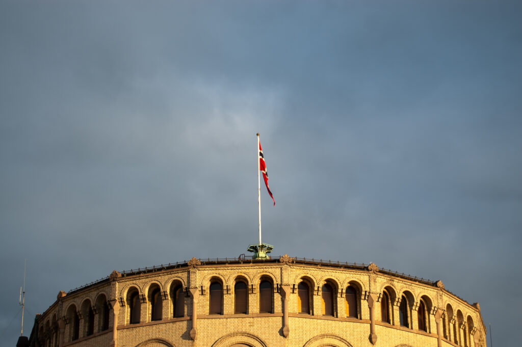 Stortingsbygningen med det norske flagget