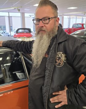 Ståle Pettersen i Carfreaks AS selger bra med klassiske biler.